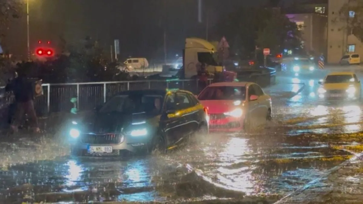 İstanbul'da sağanak yağış hayatı felç etti