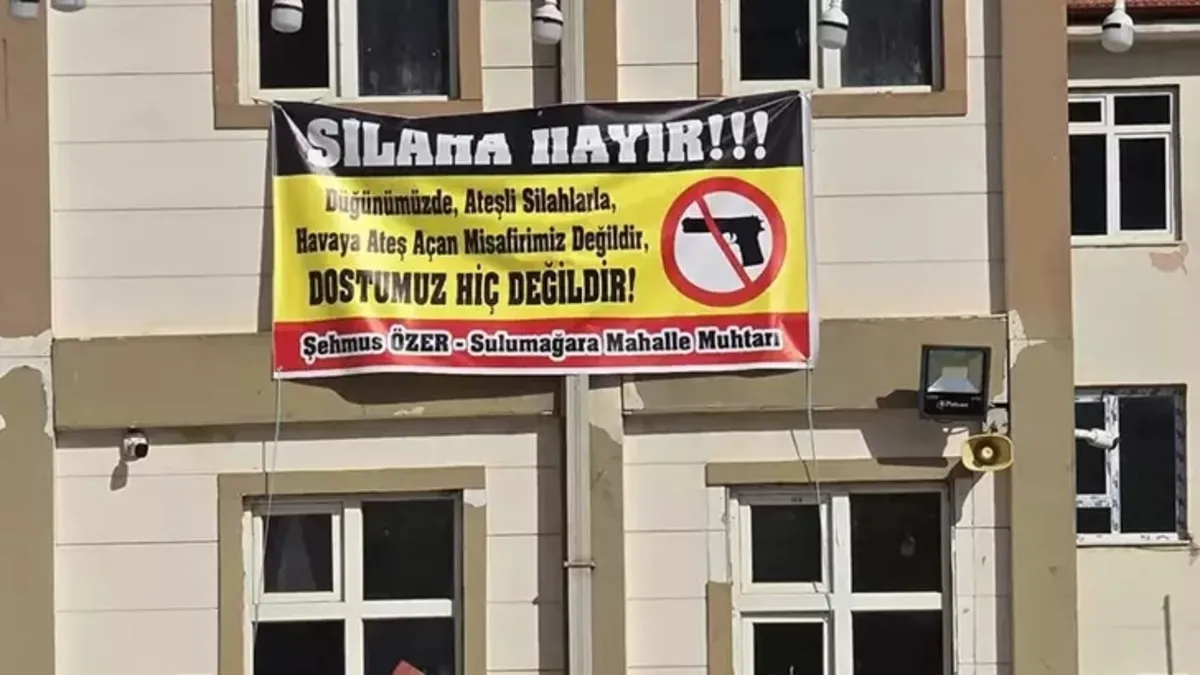 Gaziantep'teki düğünde silah karşıtı pankart açtılar