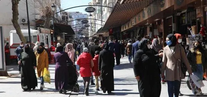 ’Orta riskli’ iller arasında olan Gaziantep’te çarşı ve meydanlarda yoğunluk