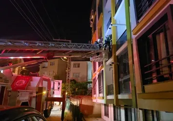 Apartman dairesinden yükselen duman panik yarattı