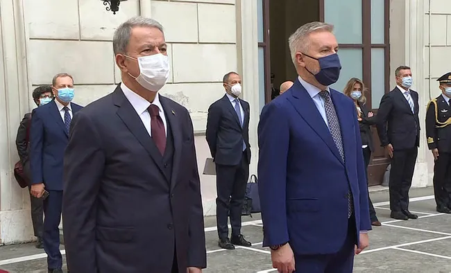 Bakanı Akar İtalya Savunma Bakanı Guerini ile görüştü