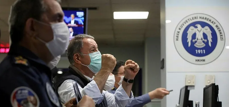 Son dakika: Milli Savunma Bakanı Akar Pençe-Kartal Operasyonu'nu Harekat Merkezi'nden idare ediyor