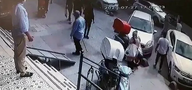 İstanbul’da şoke eden olay! Sokak ortasında babasını sopayla dövdü