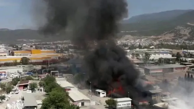 İzmir’de fabrika yangını