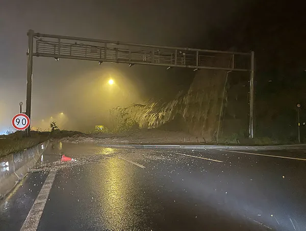 TEM Otoyolu’nda heyelan! Ankara - İstanbul yönü trafiğe kapandı | Ulaştırma Bakanı Abdulkadir Uraloğlu: Araçlar için önlem aldık
