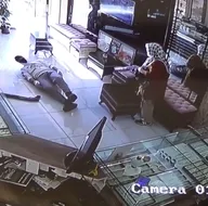 Tüfekli teyze soyguncuyu böyle püskürttü