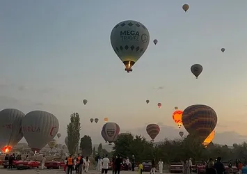 Kapadokya'da balon turlarına rüzgar engeli