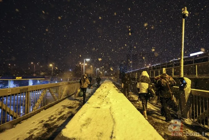 İstanbul beyaz örtüyle kaplandı! Ulaşımda aksama | Vali Yerlikaya uyardı: Zorunlu olmadıkça trafiğe çıkmayın