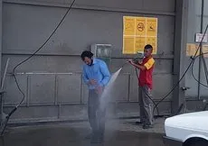 Sıcağa dayanamadı oto yıkamacıda duş aldı!