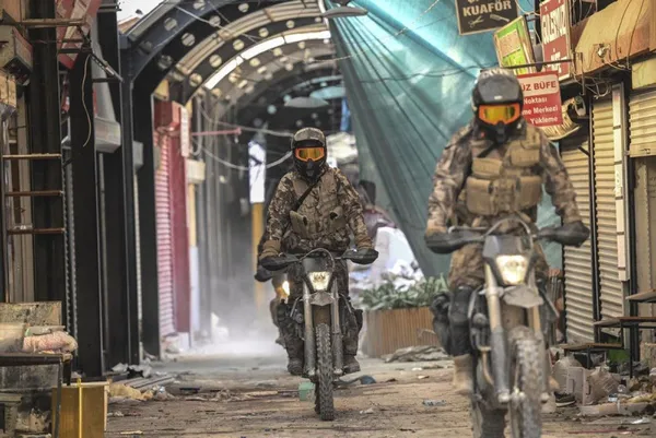 deprem-bolgesindeki-4-il-polisler-icin-sark-hizmeti-bolgesine-dahil-edildi-1677410229372.jpg Deprem bölgesindeki 4 il polisler için 'şark hizmeti' bölgesine dahil edildi