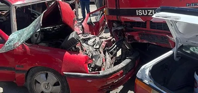 Yokuş aşağı kaydı iki otomobile ok gibi saplandı! Ankara'da feci kaza