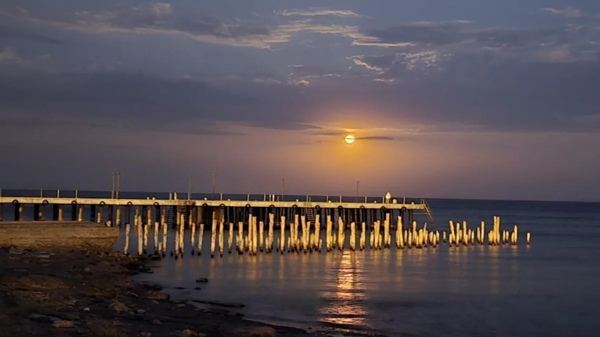 Van Gölü'nde dolunay manzarası görsel şölen oluşturdu