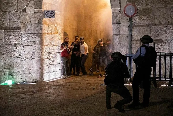 İsrail polisinden Mescid-i Aksa’daki Filistinlilere saldırı