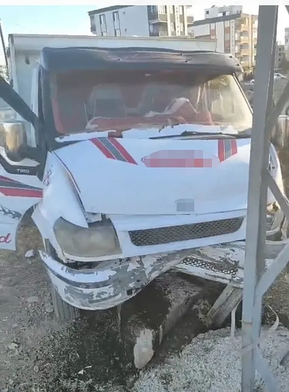 sanliurfada-otomobille-kamyonet-carpisti-3-yarali-1758993706618.jpeg Şanlıurfa'da otomobille kamyonet çarpıştı: 3 yaralı
