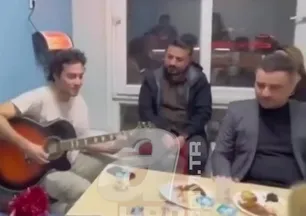 Hiçbir şey olmamış gibi gülüp eğleniyor