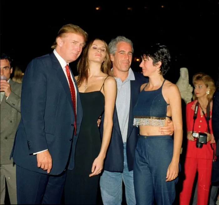 epstein-gizeminde-geri-sayim-pedofili-milyarderler-bugun-aciklanacak-1740665803637.jpg ABD Başkanı Donald Trump, karısı Melania Trump, Jeffrey Epstein ve sevgilisi (Arşiv)