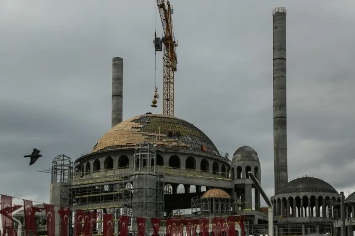 Taksim Camii minaresi külah bölümü yerleştirildi