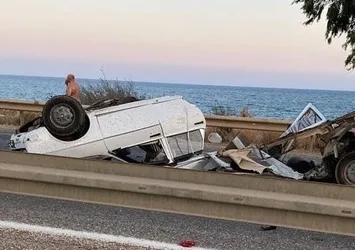 Mersin'de bariyerlere çarpan araç paramparça oldu: 1 ölü, 1 yaralı