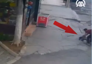 Kanalizasyona düşen çocuğu babası kurtardı