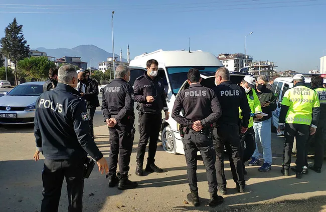 Denizli’de minibüs lastikleri kapanla patlatılarak durduruldu! İki çocuk kaçırmış - 1