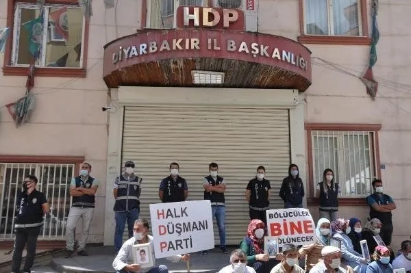 Evlat nöbetindeki baba HDP'ye isyan etti: Çocuğumu PKK'ya sattılar - 4