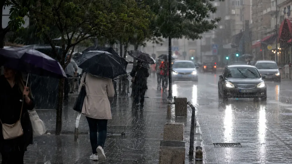 cuma-gunu-sicakliklar-dusuyor-yagis-ve-ruzgar-geliyor-1787723857761.png Meteorolojiden hafta sonu için peş peşe uyarılar! İstanbul dahil çok sayıda ilde sağanak ve fırtına alarmı - 1