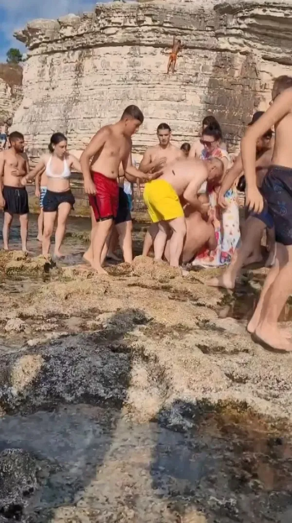 1661107651790.jpg Sahil ringe döndü! Yumruk ve tekmeler havada uçuştu - 2