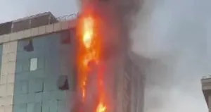 Ataşehir’de iş merkezi alev alev yandı