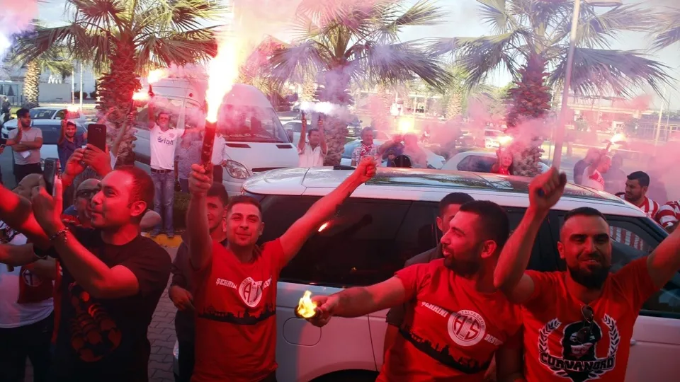 Menez’e Antalya’da coşkulu karşılama