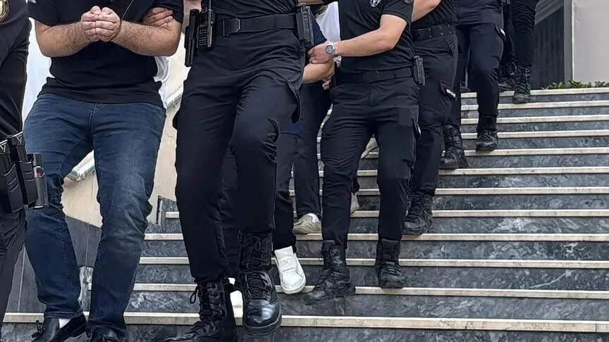 tarladan-markete-fahis-fiyat-vurgununa-yargi-tokadi-sebze-ve-meyvede-oyun-kuran-40-supheli-tutuklandi-1789760565932.jpeg Tarladan markete fahiş fiyat vurgununa yargı tokadı! Sebze ve meyvede oyun kuran 40 şüpheli tutuklandı - 1