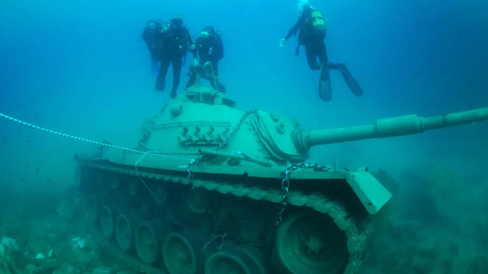 45 tonluk tank Akdeniz'e bırakıldı