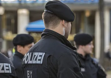 Almanya'da PKK yandaşları polise saldırdı