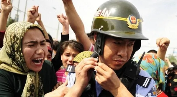 uygur-turklerini-sokakta-tespit-edecekler-cinli-teknoloji-firmasi-huaweiden-insanlik-disi-uygulama-1610565513872.jpg Uygur Türklerini sokakta tespit edecekler! Çinli teknoloji firması Huawei'den insanlık dışı uygulama! - 5