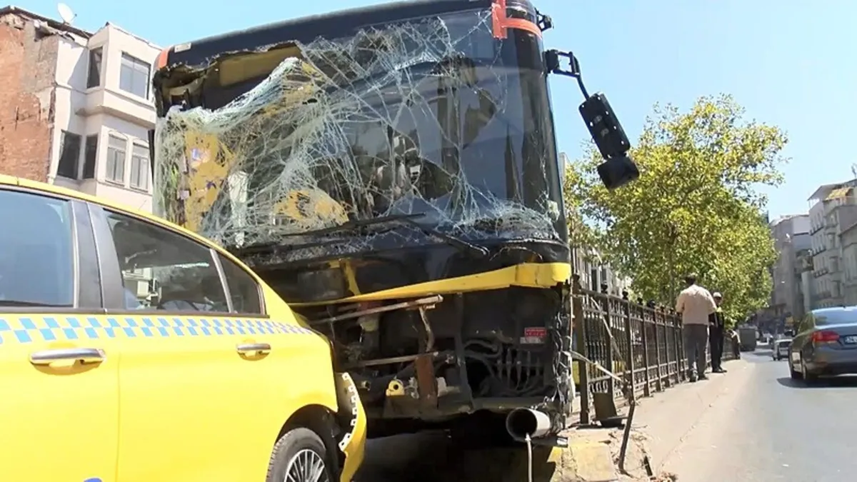 Beyoğlu'nda freni boşalan ve araca vuran İETT otobüsünün sürücüsü gözaltında
