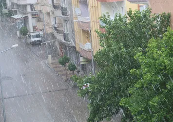Adıyaman'da bir evi su bastı polisler yardıma koştu