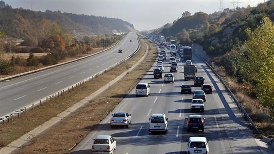 Trafikte kavga için aşağıya inen yandı