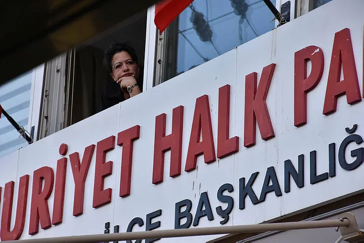 CHP’de işler karıştı! Binaya kilit vuruldu, partililer sokakta kaldı