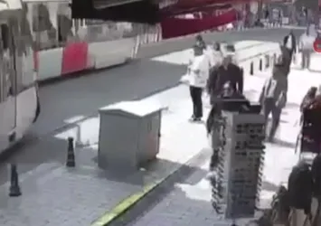Tramvay yayaya çarptı! Korku dolu anlar kamerada