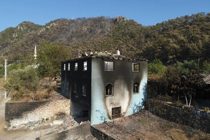 Marmaris’te yangından geriye kalanlar: Yeşilliklerin içindeki 30 ev küle döndü! Havadan böyle görüntülendi