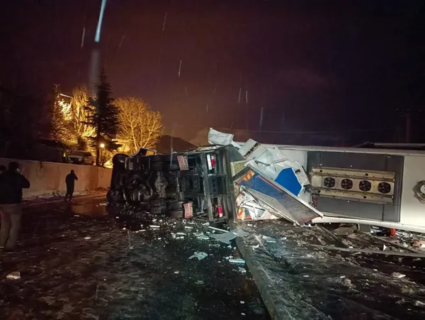 son-dakika-sivasta-yolcu-otobusu-tira-carpti-yaralilar-var-1642313153514.jpg SON DAKİKA! Sivas'ta yolcu otobüsü TIR'a çarptı! Ölü ve yaralılar var - 2