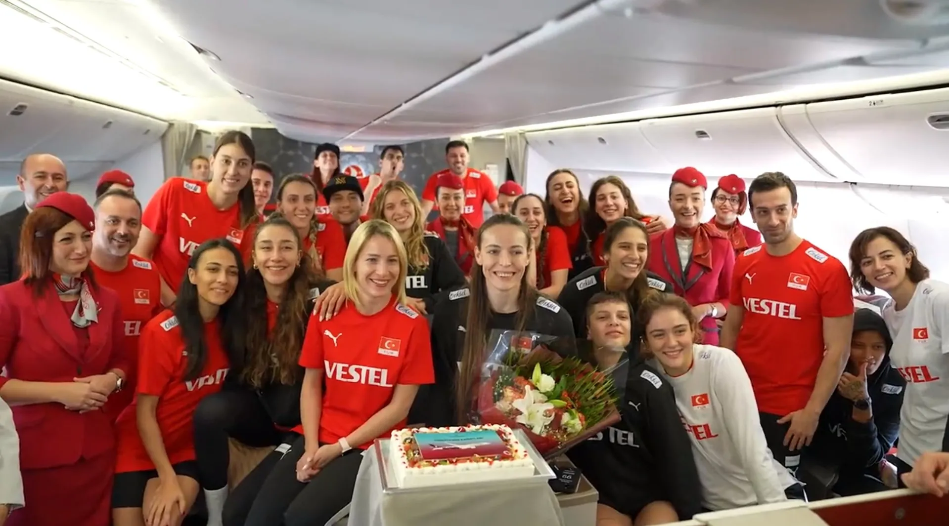 THY'den A Milli Kadın Voleybol Takımı'na uçakta sürpriz kutlama