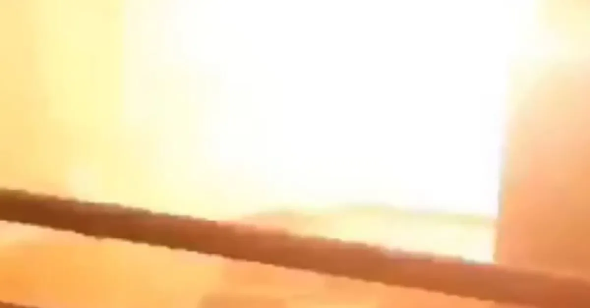 Gökdelene yıldırım düştü! O anlar saniye saniye kamerada