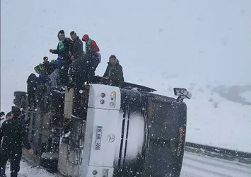Son dakika: Bursaspor taraftarını taşıyan otobüs devrildi!