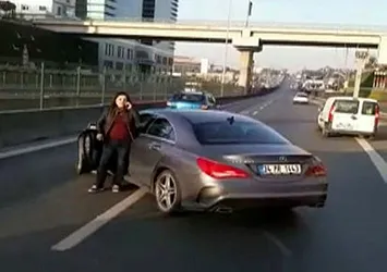 Otobüsü kilometrelerce takip edip yolu kesti! Trafiği felç etti