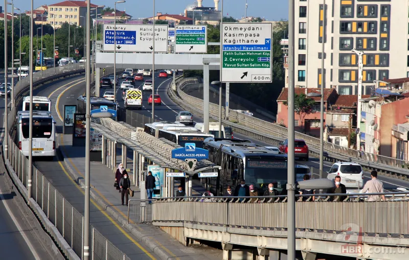 İstanbul'da toplu ulaşımda yeni dönem başladı! Sosyal mesafe kuralı hiçe sayıldı 1