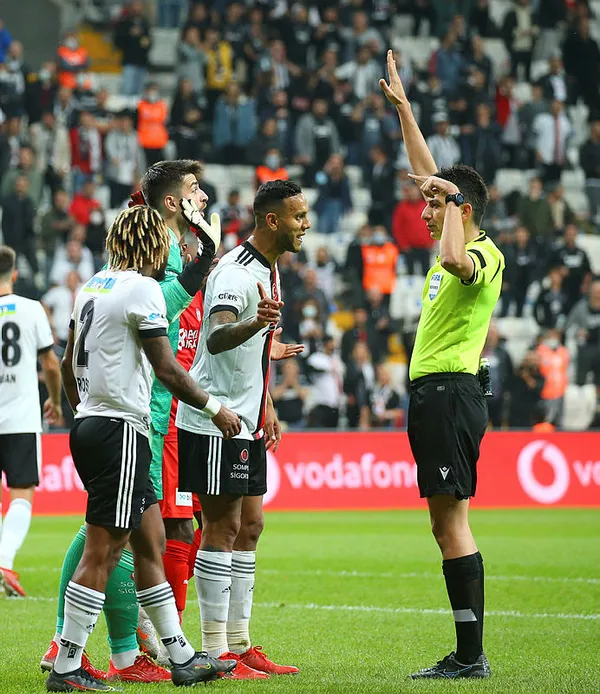 Erman Toroğlu’ndan kırmızı kart ve penaltı değerlendirmesi! Josef kırmızı kart ile atılmalı mıydı? Sergen Yalçın’ın kırmızı kartı doğru muydu?