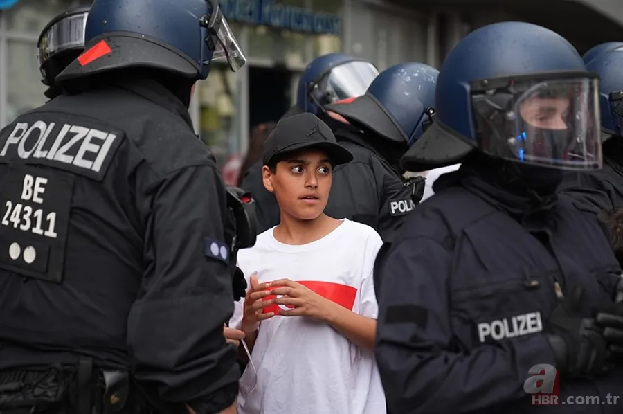 Berlin'de yer gök kırmızı beyaz! A Milli Takım'a 'Bozkurt'lu karşılama | Berlin sokakları Mehter Marşı ile inledi 13