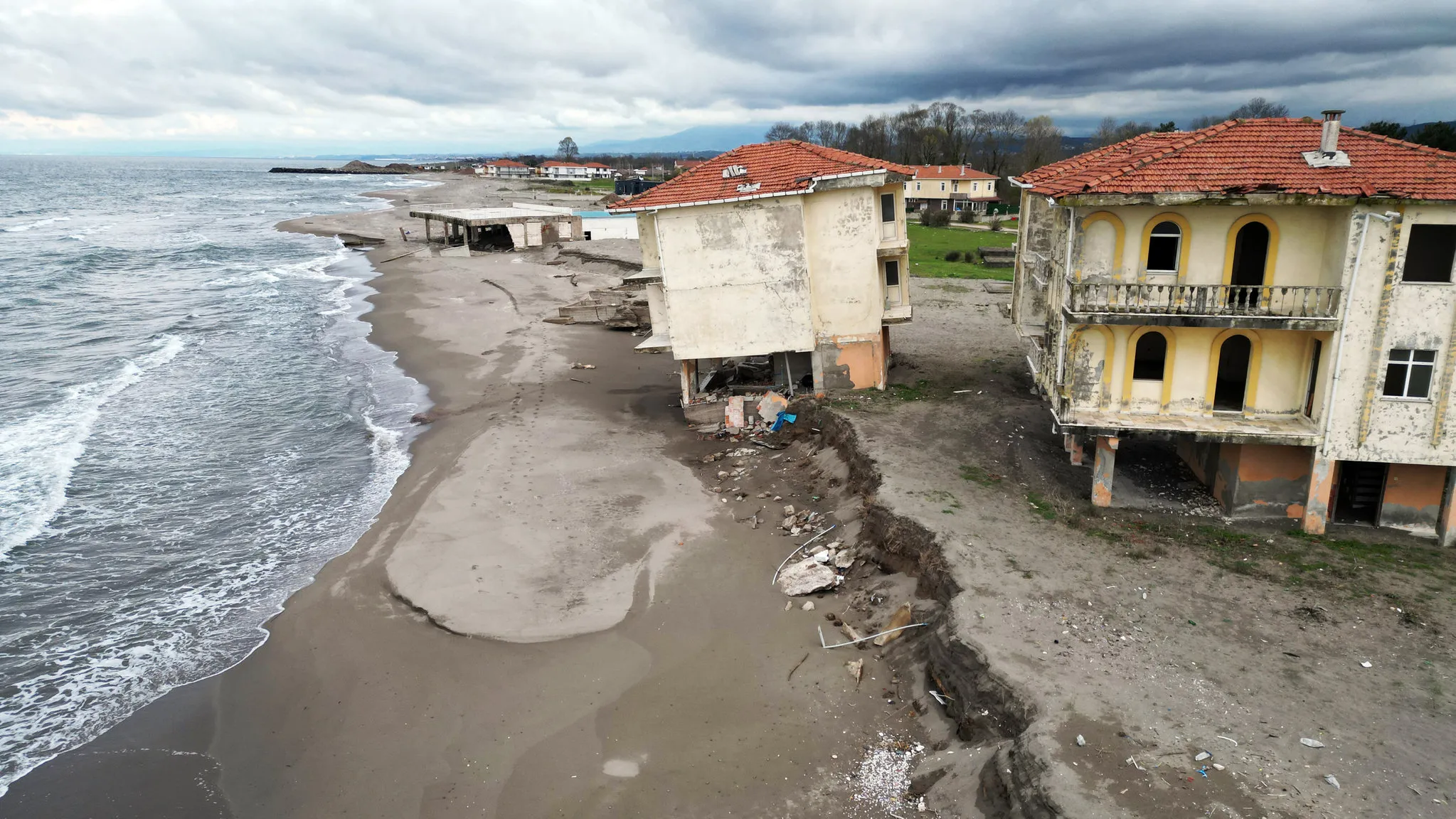 Karasu'daki Kıyı Erozyonu Eski Tatil Köyünü Tehdit Ediyor, Bakanlık Çalışmalara Başladı