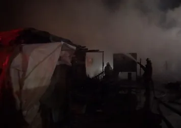 Silivri'de 15 baraka alev alev yandı