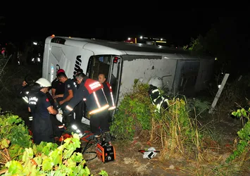 Manisa'da feci kaza! Yolcu otobüsü üzüm bağına uçtu